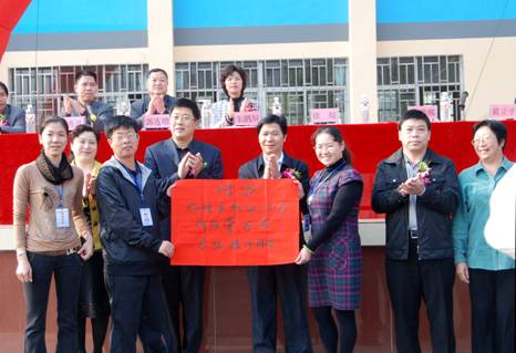 广西书法教育学会捐助10万元书法教学书籍支持开展的中小学生书法教育