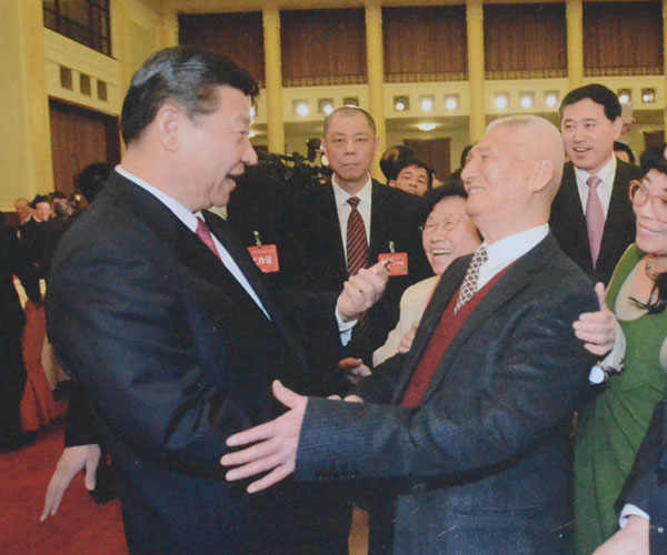 中国艺术品评估委员会庄炎林主席出席向人民英雄敬献花篮仪式