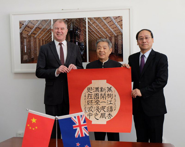 新西兰驻华大使麦康年为中国古文字点赞