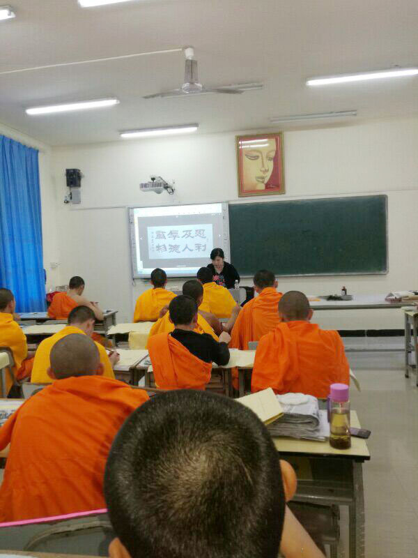 邓凌鹰在西双版纳佛学院为教职人员与学僧讲授中国书法