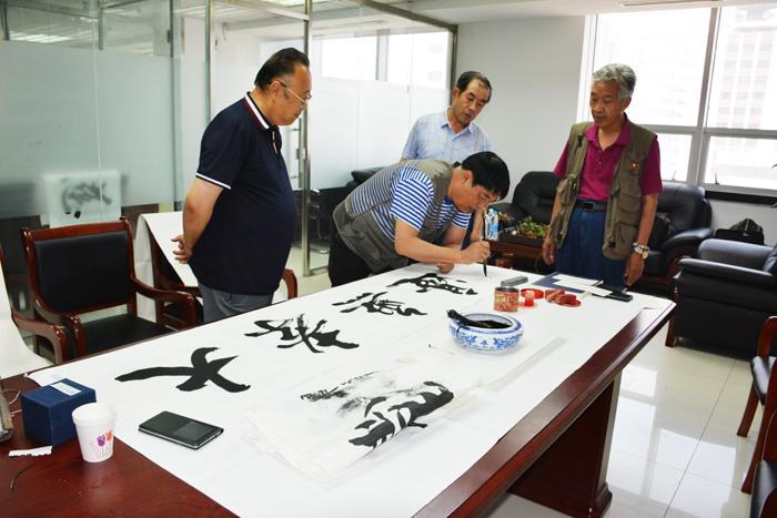 四位老兵书画家向中华关爱失能老兵和老人公益行活动捐赠作品