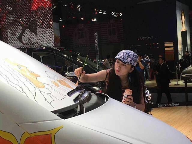 画家王芳芳是怎么成为广州车展的亮点的