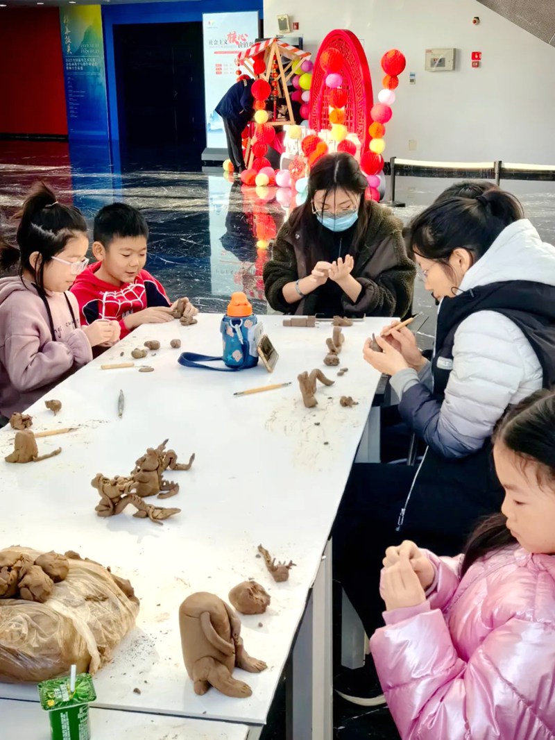 龙行龘龘之“非遗泥塑塑龙”在济南市美术馆开启